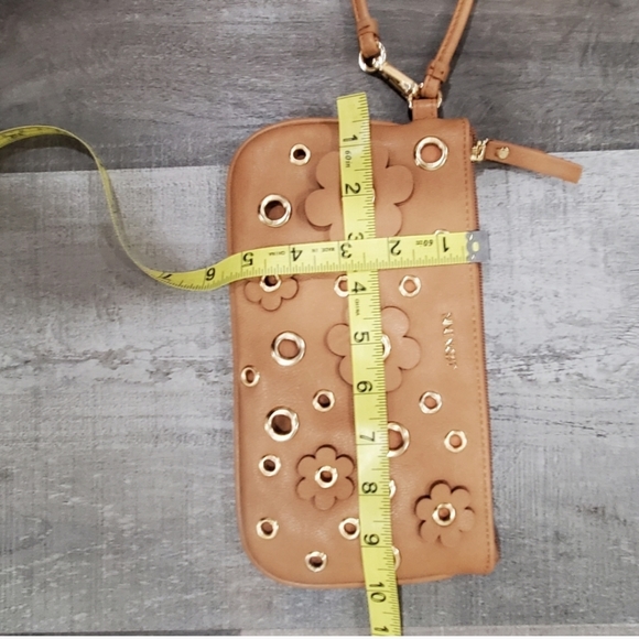 Nine west floral wristlet - Picture 5 of 7